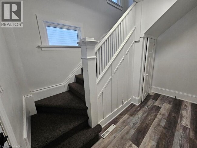 Building Photo - 90 Kent St S