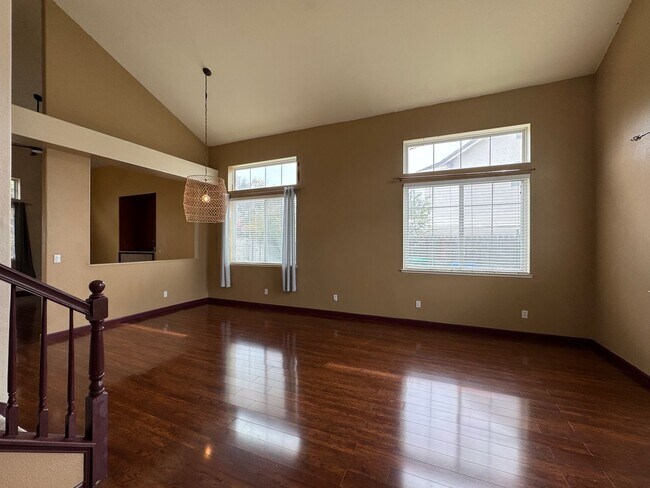 Building Photo - Five Bed, Three Bath Home With A Two Car G...