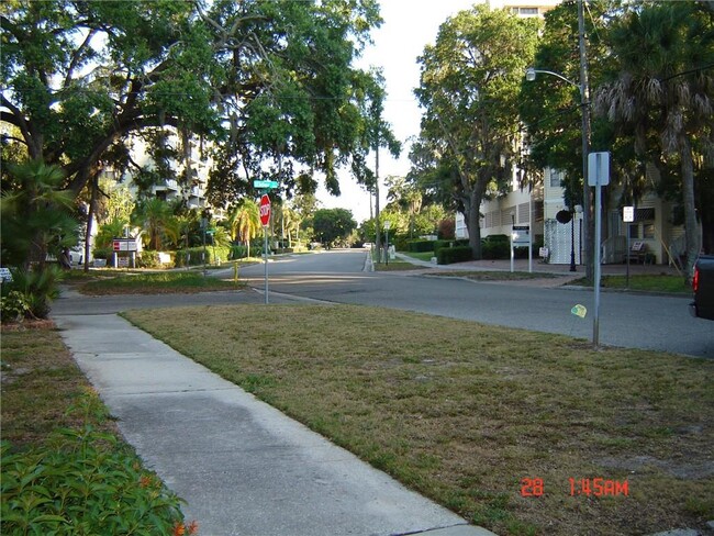 Building Photo - 615 S Palm Ave