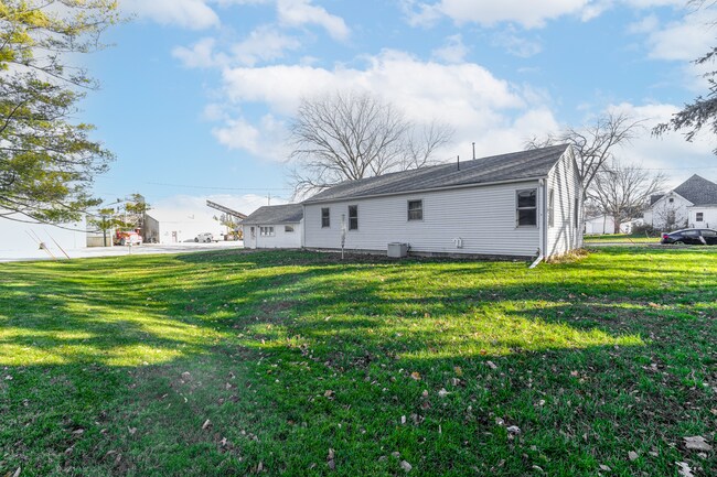 Building Photo - 2 Bed 1 Bath Home Available Now