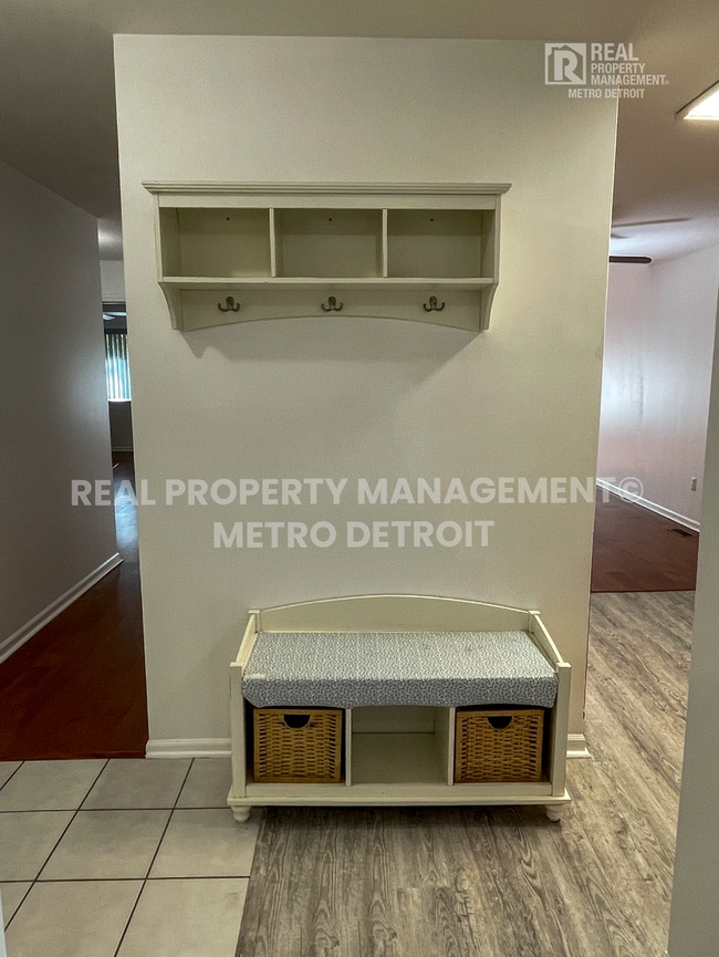 Building Photo - 5560 Seabreeze Ln