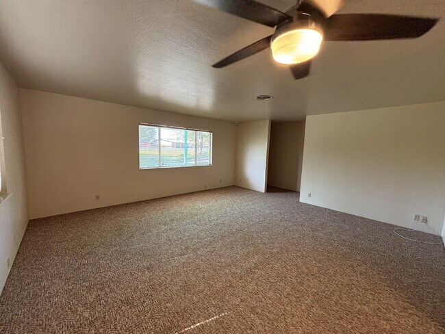 Foto del edificio - Spacious 3-bedroom home with loads of park...