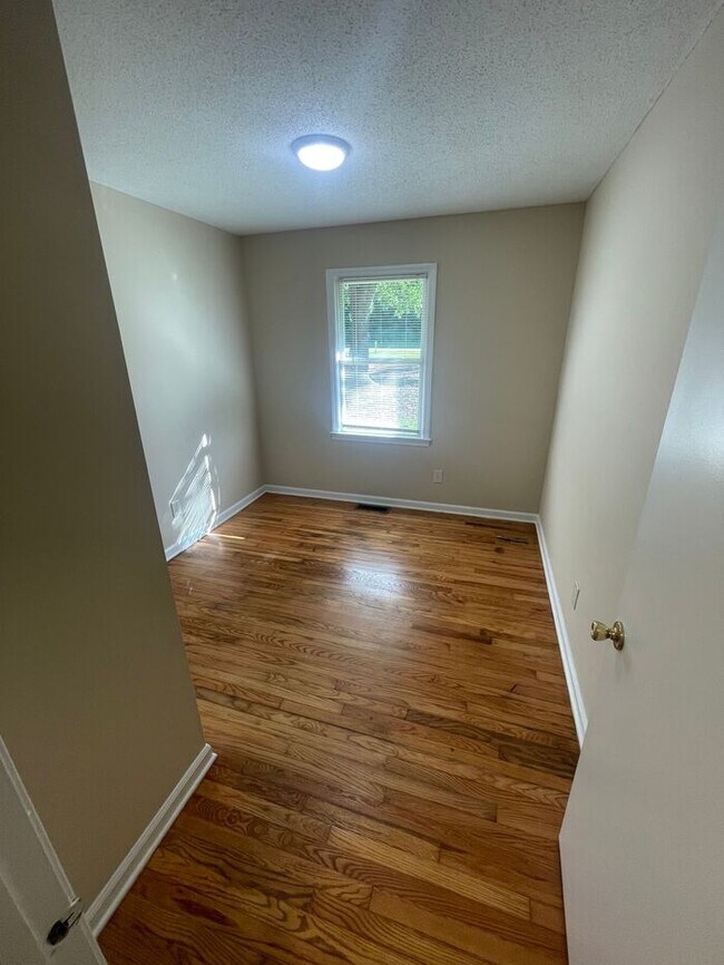 Foto del edificio - 705 Harris Rd