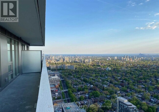 Photo du bâtiment - 2221 Yonge St