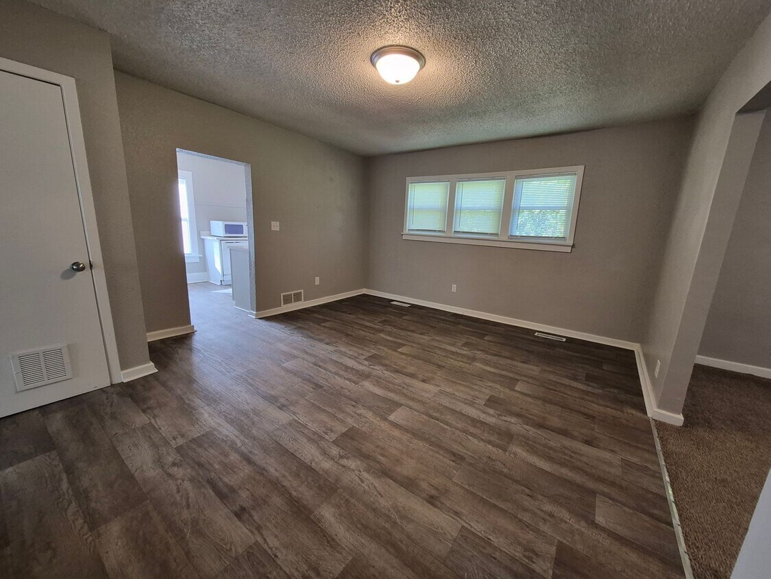 Foto principal - 2 bedroom, 1 bathroom home on large corner...