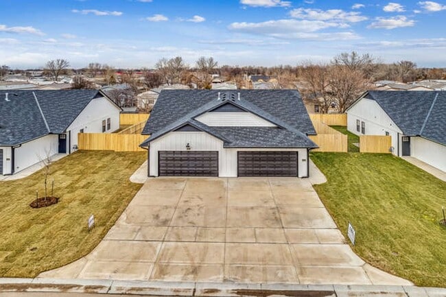 Building Photo - Updated 3 bedroom, 2 bath Duplex - Accepti...