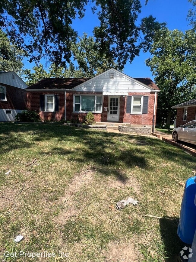 Apartments For Rent in Woodson Terrace, MO with a Swimming Pool 3