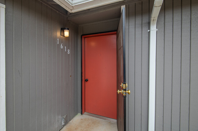 Foto del edificio - 1618 Madras St SE