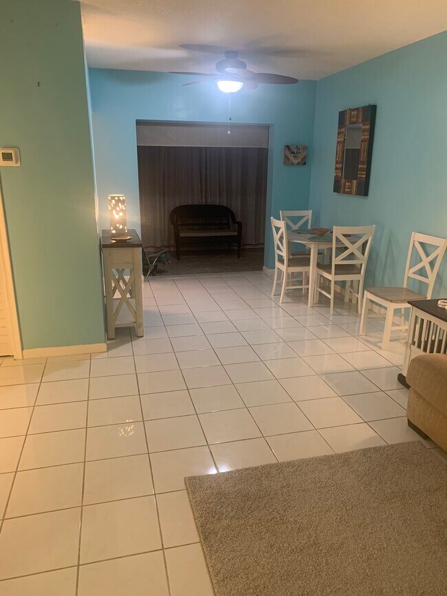 Building Photo - 658 NE 6th Ct