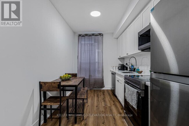 Building Photo - 610 King St E