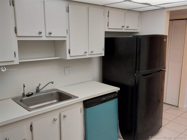 Building Photo - 1300 NE Miami Gardens Dr