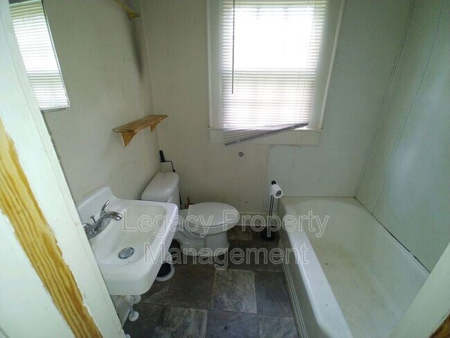 Foto del edificio - 210 W Summerbell Ave