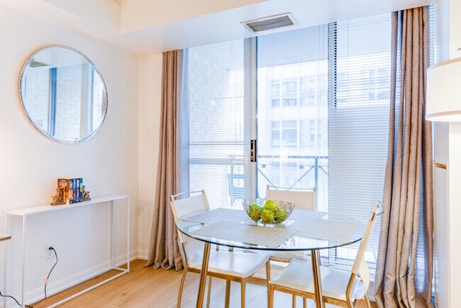 Photo du bâtiment - 250 University Ave