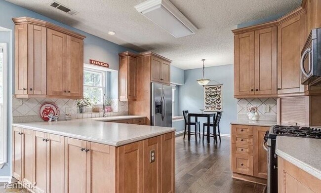 Building Photo - 4 br, 3.5 bath House - 110 GREENMONT CIR
