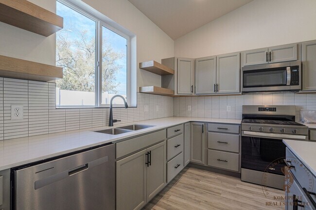 Foto del edificio - 2466 Revere Rd