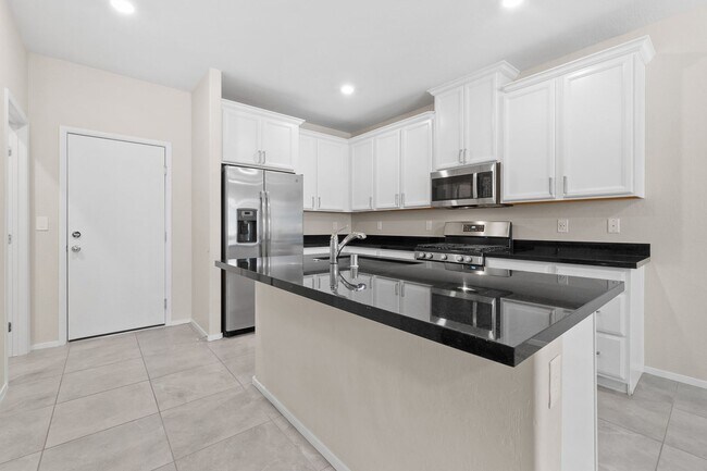 Building Photo - Stylish 3 Bedroom Townhome with Upgraded K...