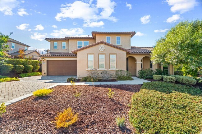 Building Photo - HILLTOP CORNER HOME WITH GORGEOUS VIEWS