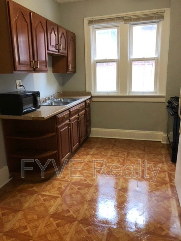 Foto del edificio - 323 Chittenden Ave