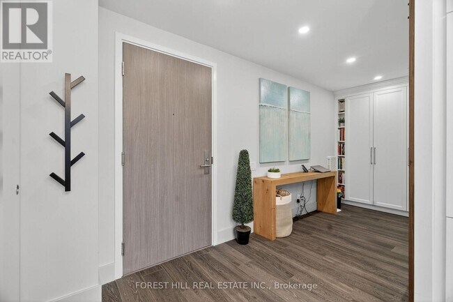 Building Photo - 161-161 Roehampton Ave