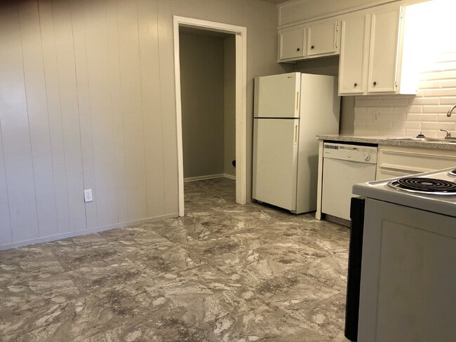 Foto del edificio - Large 2/1 With Common Area Lawn Maintenance Included