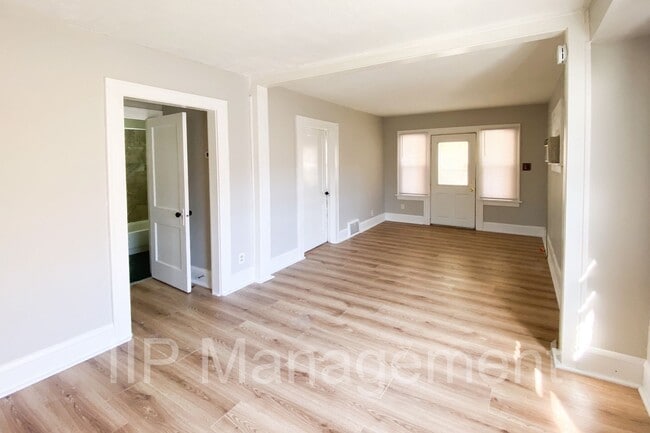 Building Photo - Super Cute 2BR 1BA Home in Akron!