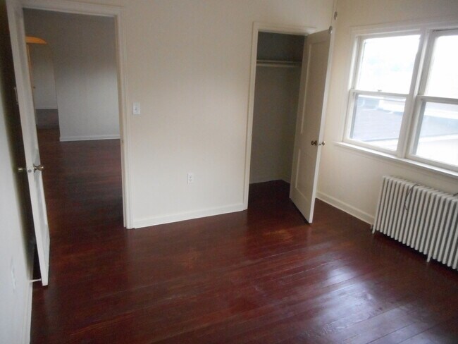 Building Photo - 587 Newark Pompton Tpke