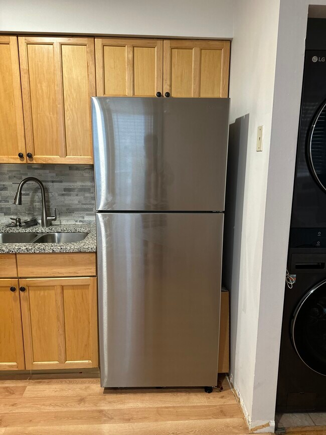 Building Photo - 1527 W Sherwin Ave