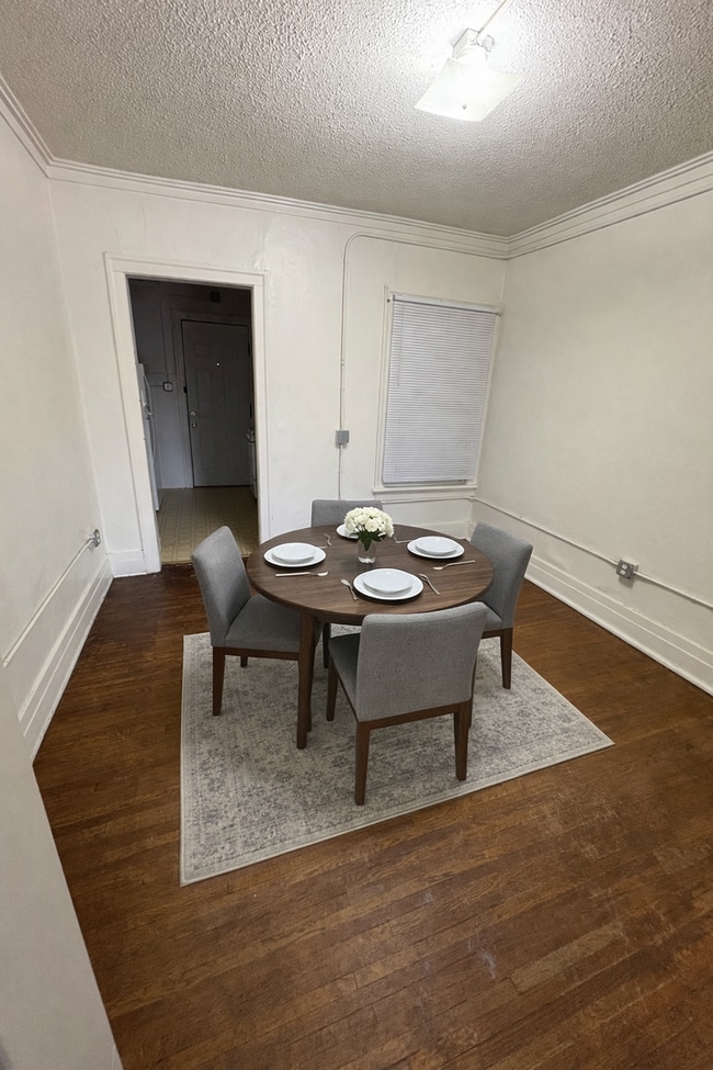 Building Photo - 608 Wellington St