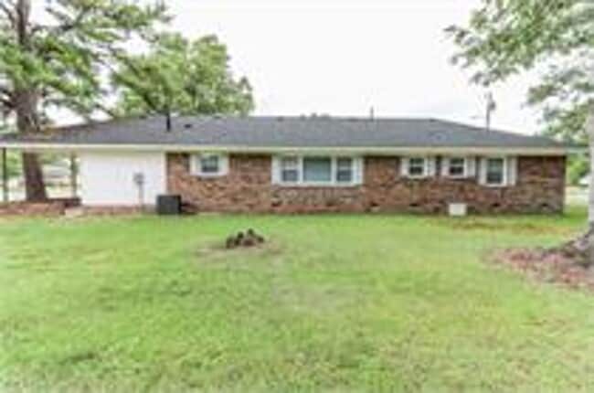 Building Photo - Spacious 3 Bedroom SFH
