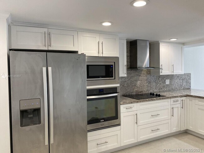 Building Photo - 11 Royal Palm Way
