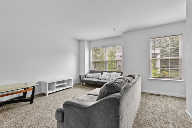 Building Photo - 445 Kenneth Square