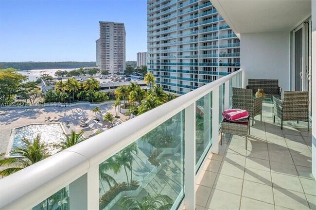Foto del edificio - 100 Bayview Dr