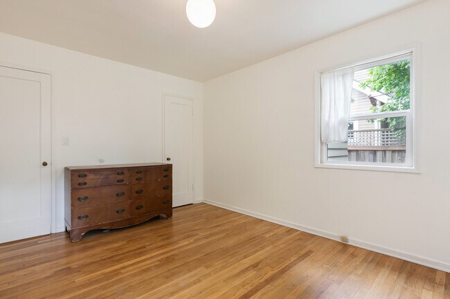 Building Photo - 5040 N Williams ave