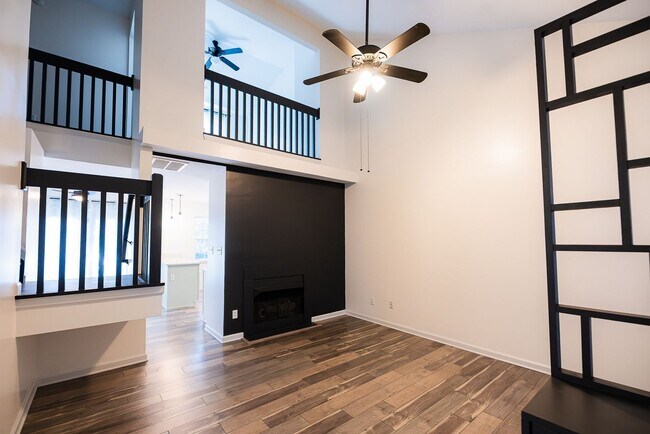 Foto del edificio - Beautifully updated 2-bedroom 2-bathroom + LOFT/OFFICE townhome in NW Greensboro.