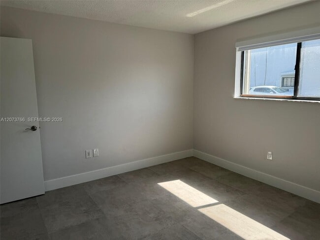 Foto del edificio - 1360 W 41st St
