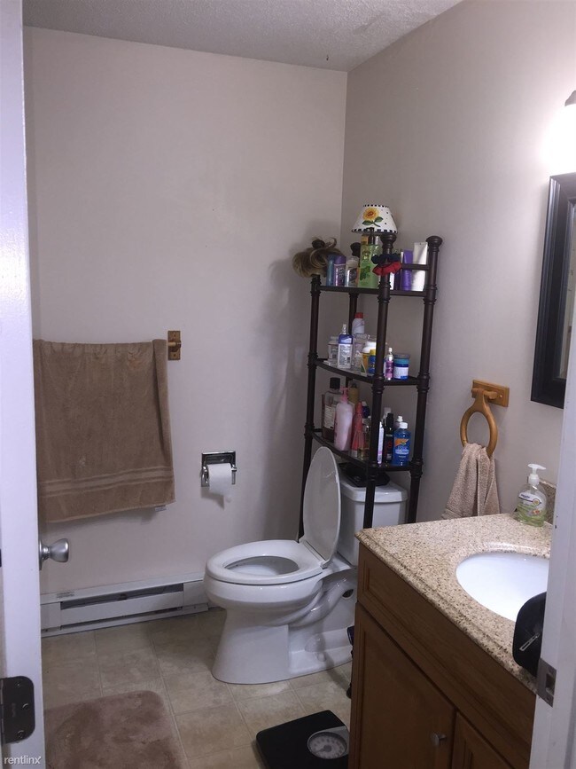 Building Photo - 2 br, 1 bath  - Twin Oak terrace. twin oaks