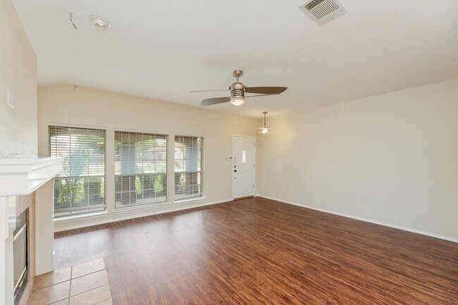 Foto del edificio - 1403 Haley Gray Dr