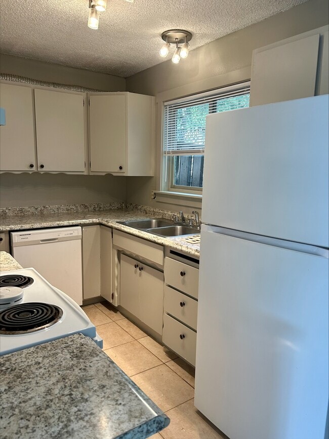 Building Photo - 3437 Redwood Ave