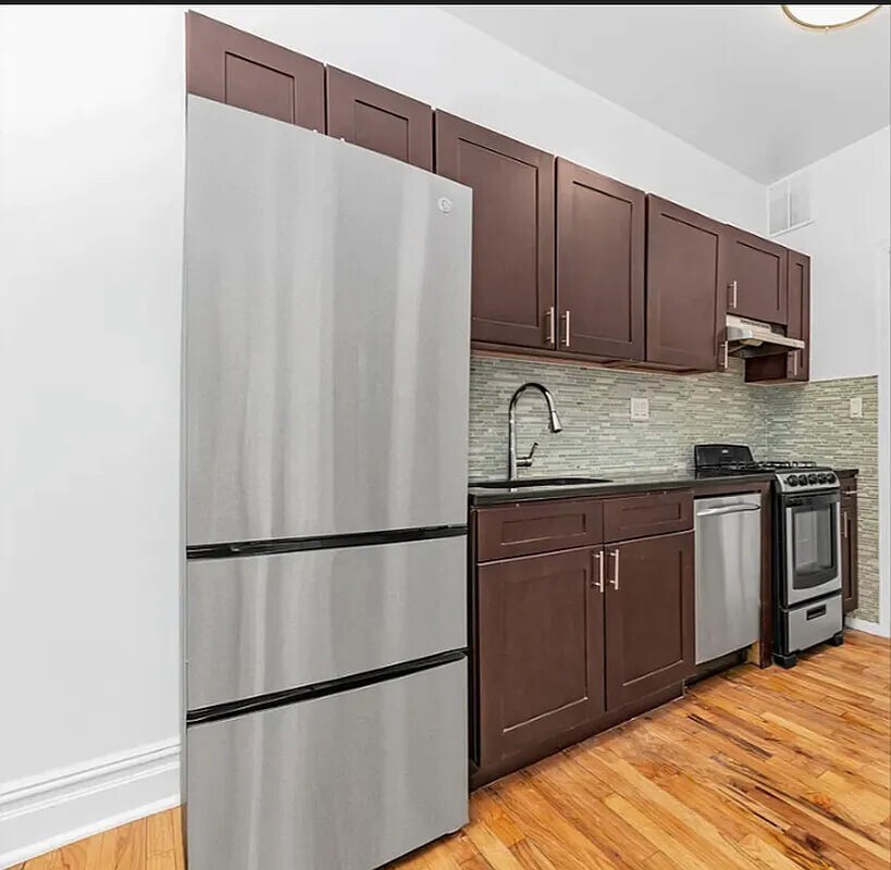 Building Photo - 400 E 53rd St