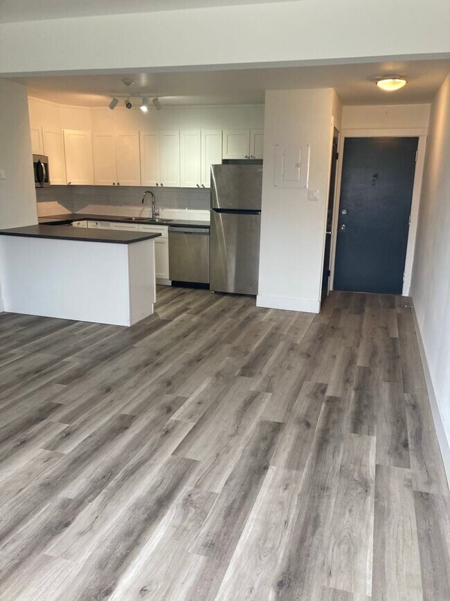Photo du bâtiment - Fully Renovated Unit Available August 7th!