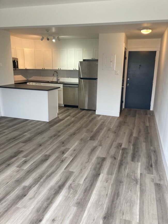 Photo du bâtiment - Fully Renovated Unit Available Now!