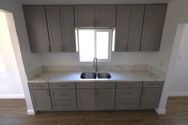 Foto del edificio - Updated and Stunning 2 Bedroom 1 Bathroom ...