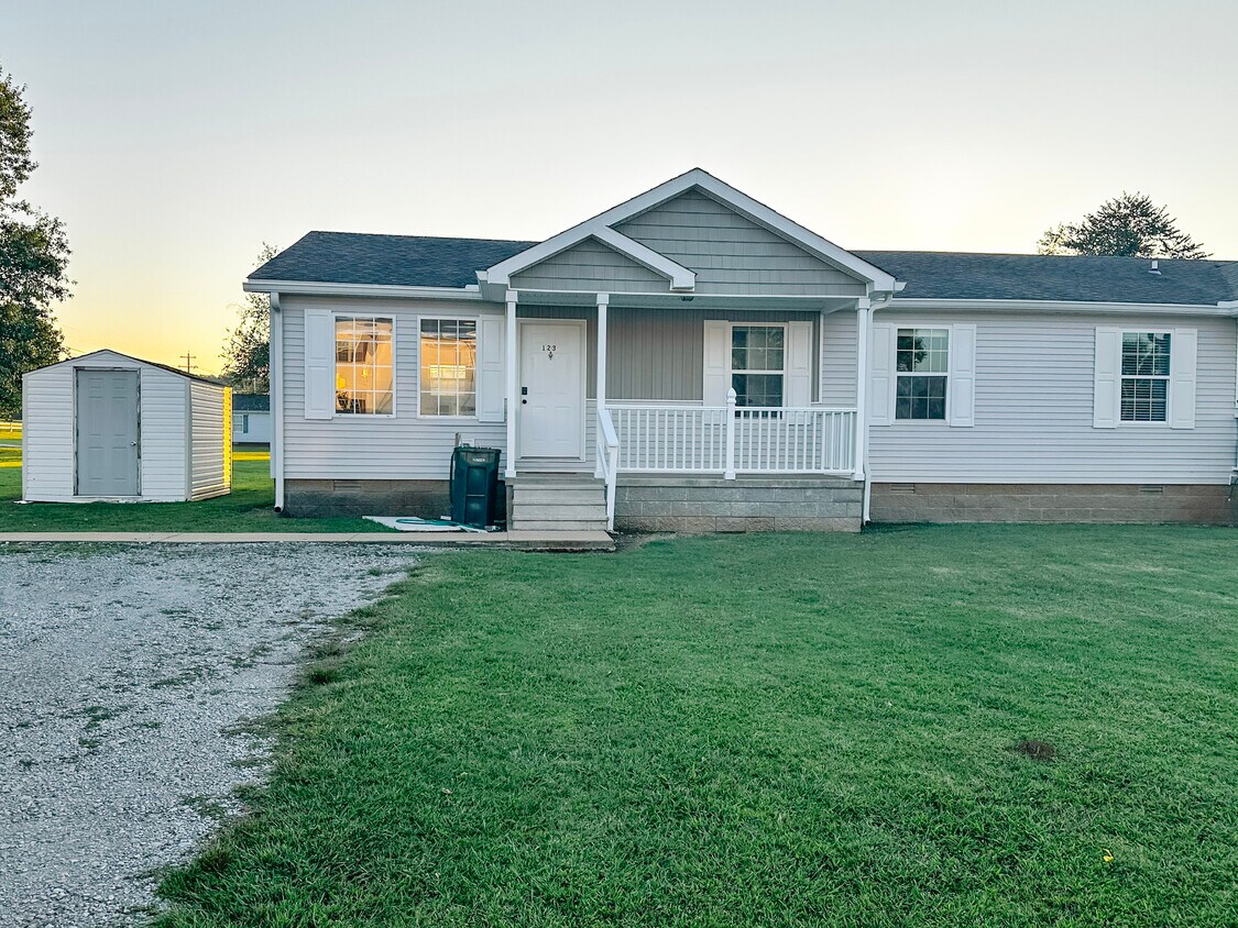 Exterior con cobertizo de almacenamiento - 123 Meadows Ln