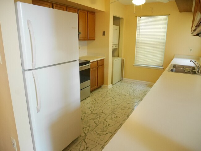 Building Photo - Two Bedroom, Two Full Bathroom Condo- Belt...
