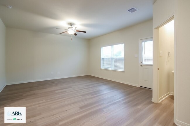Building Photo - 560 Solomon Ln
