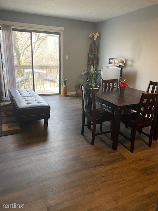 Building Photo - 4 br, 2.5 bath Townhome - 520 E Graham Place