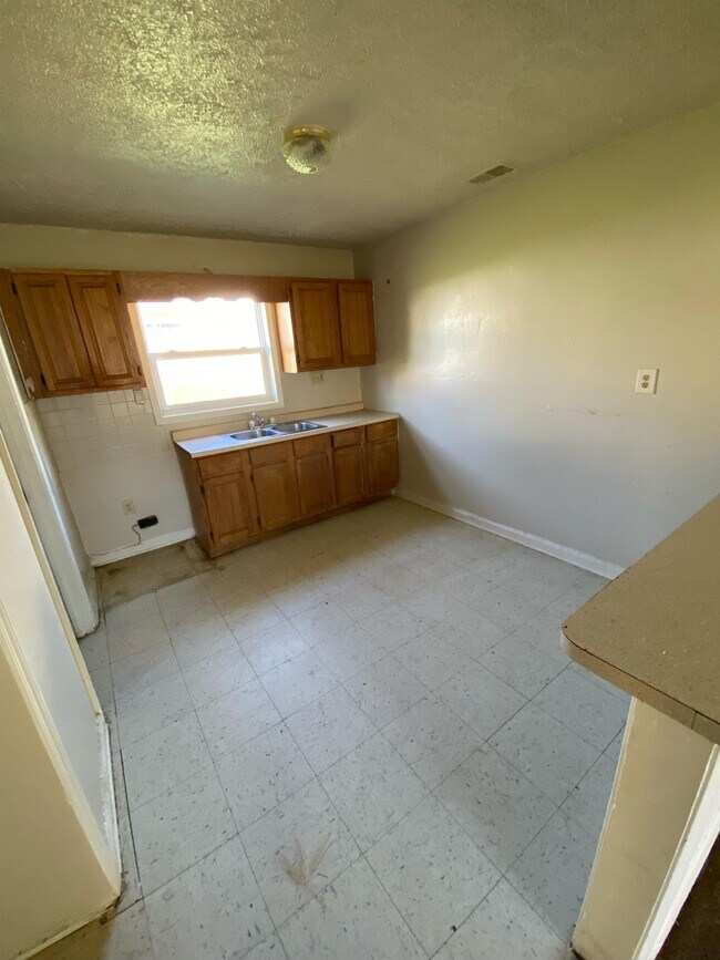 Building Photo - 2214 N Kitley Ave
