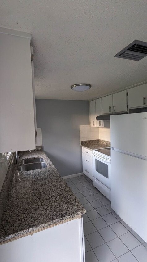 kitchen 1 - 5208 Lloyd St