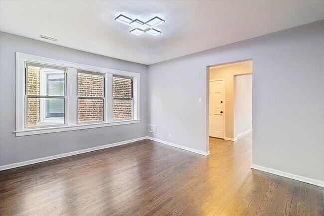 Foto del edificio - 6224 N Albany Ave