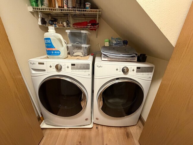 Foto del edificio - Modern 3 BD | 2.5 BA | 1,476 SF | 1-Car Garage | Solar Panels | Mountain View Community